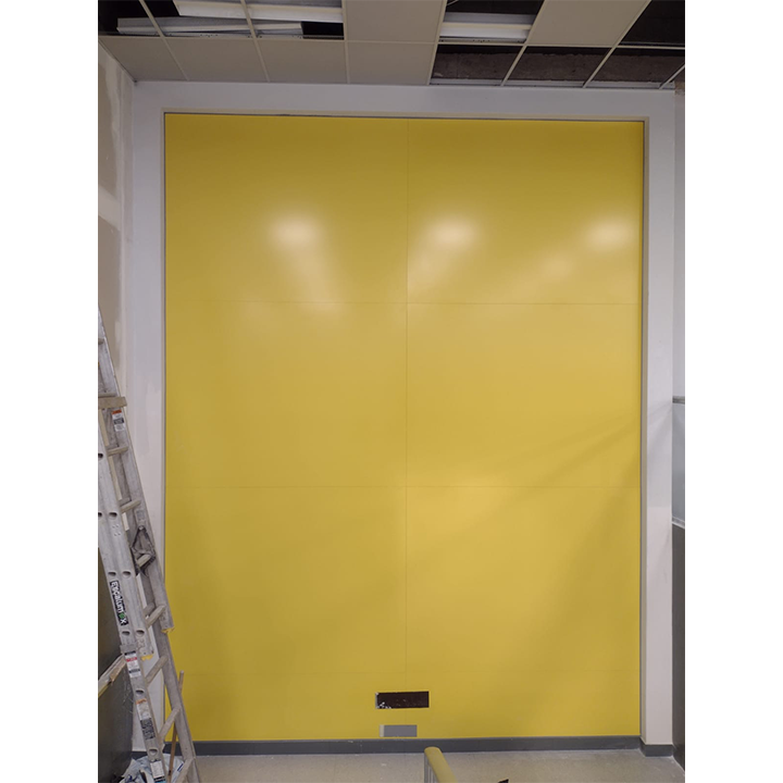 Revestimiento en muro de panel amarillo